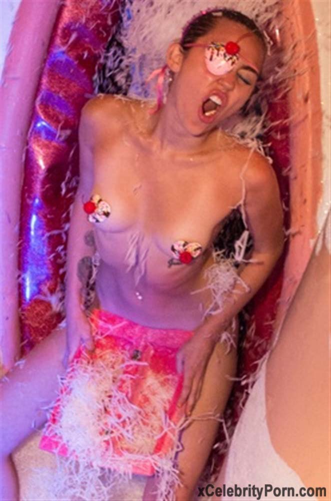 xxx Miley Cyrus Cantante Desnuda -fotos-famosas-hackeadas-filtradas-robadas-porno-celebridades (6)