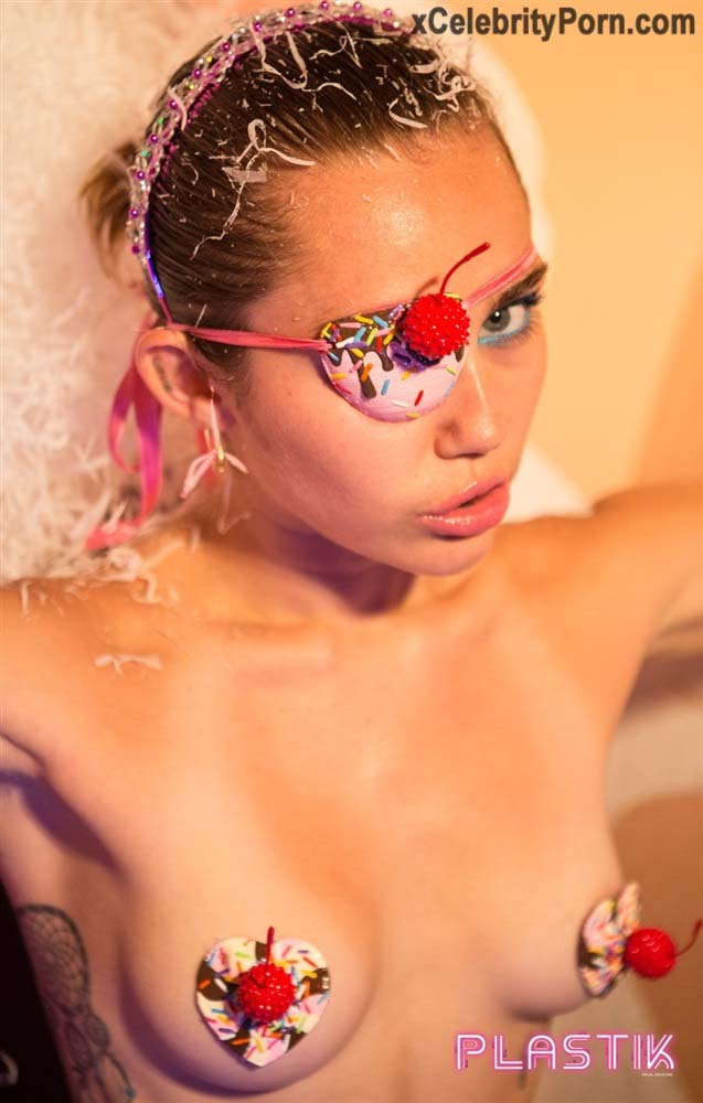 xxx Miley Cyrus Cantante Desnuda -fotos-famosas-hackeadas-filtradas-robadas-porno-celebridades (7)
