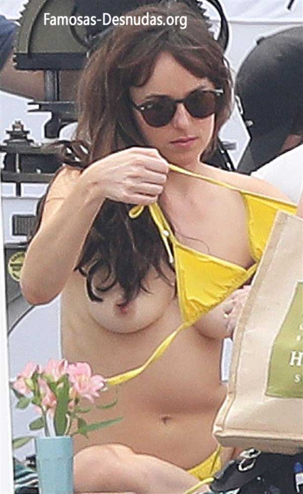 xxx Dakota Johnson Desnuda Mostrando las Tetas en la Playa -famosas-en-toplles-descuidos-tetas-vulva-porno-celebrity-porn-icelebrityporn (10)