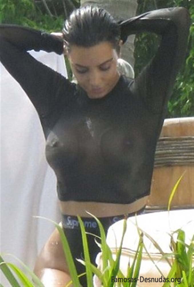 Tetas De Kim Kardashian En La Playa Topless De Famosas
