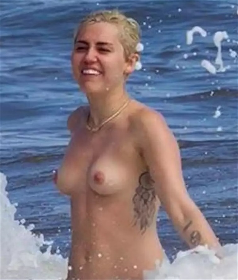 Famosa MILEY CYRUS Desnuda en la Playa Fotos xxx -FAMOSAS-DESNUDAS-SEXO-PLAYA-BIKINY-pornstar-celebrity-nude-leaked-fake-sex-tape-video (6)