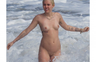 Famosa MILEY CYRUS Desnuda en la Playa Fotos xxx -FAMOSAS-DESNUDAS-SEXO-PLAYA-BIKINY-pornstar-celebrity-nude-leaked-fake-sex-tape-video follando